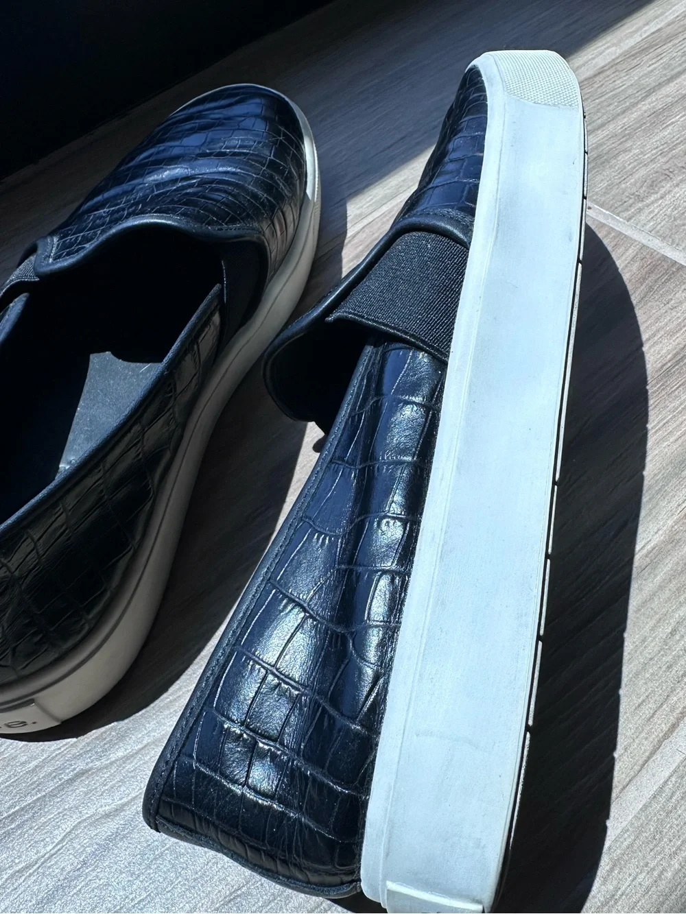Vince sleek croc